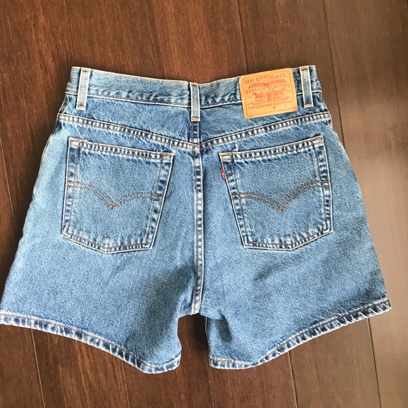 Size 10 Levi shorts - Picture 3 of 6